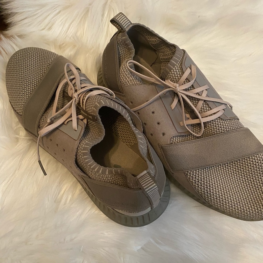 Sneakers - Picture 2 of 3